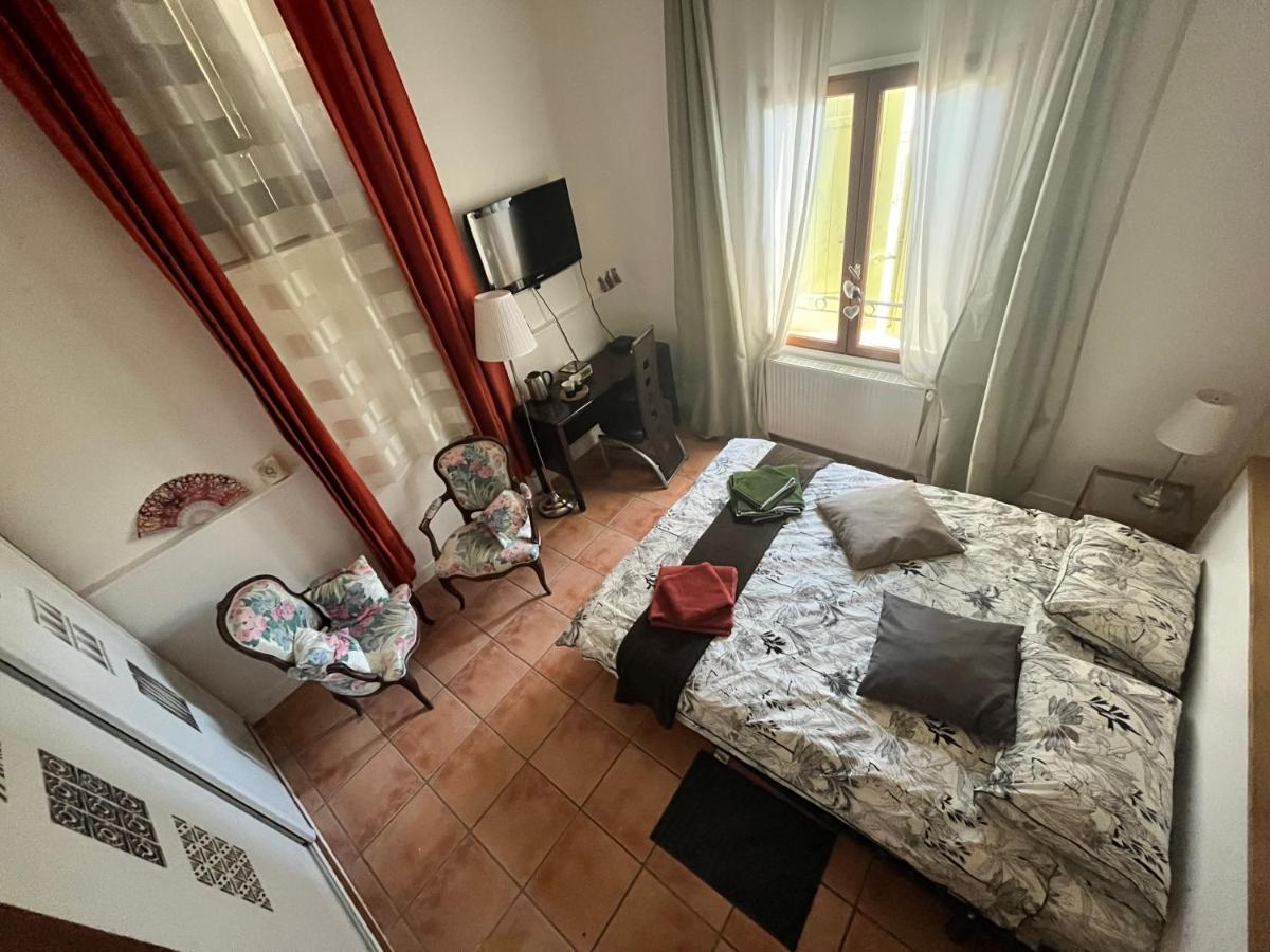 Le Donjon De La Roquette Apartment Arles Exterior photo